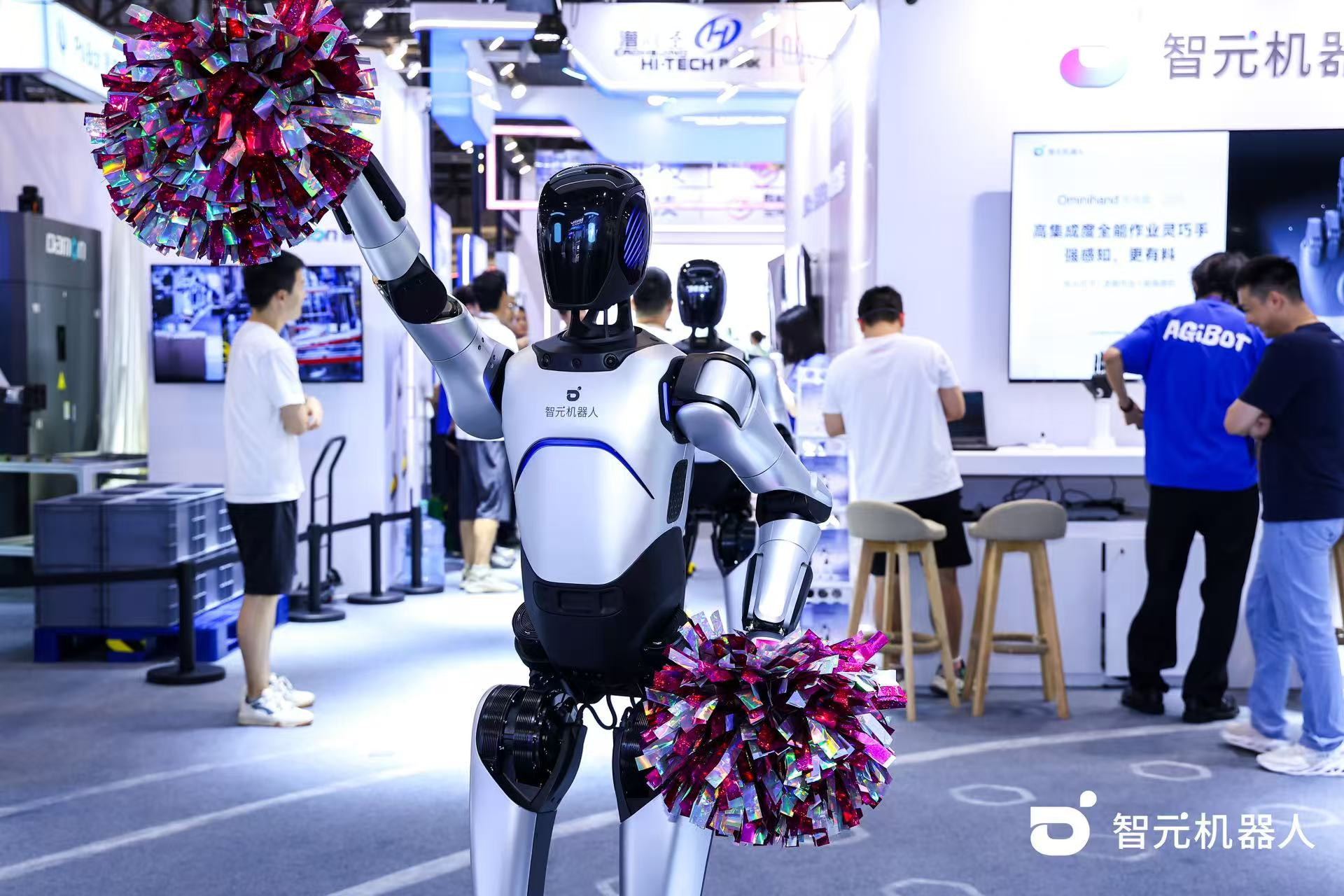 DB电竞机器人 WAIC 首日展台火爆，机器人家族集体打工忙不停